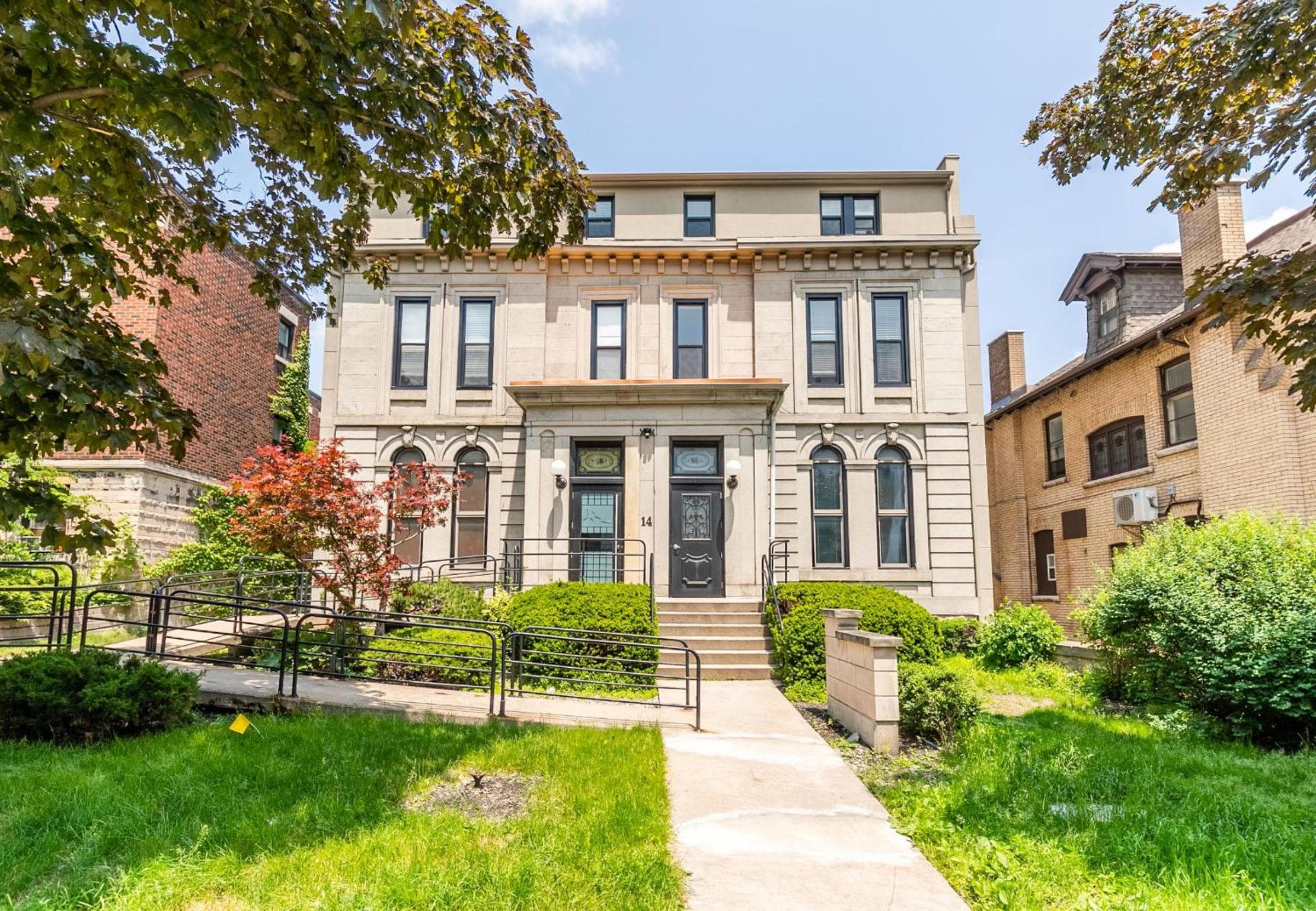 Modern Apartment on James St South
