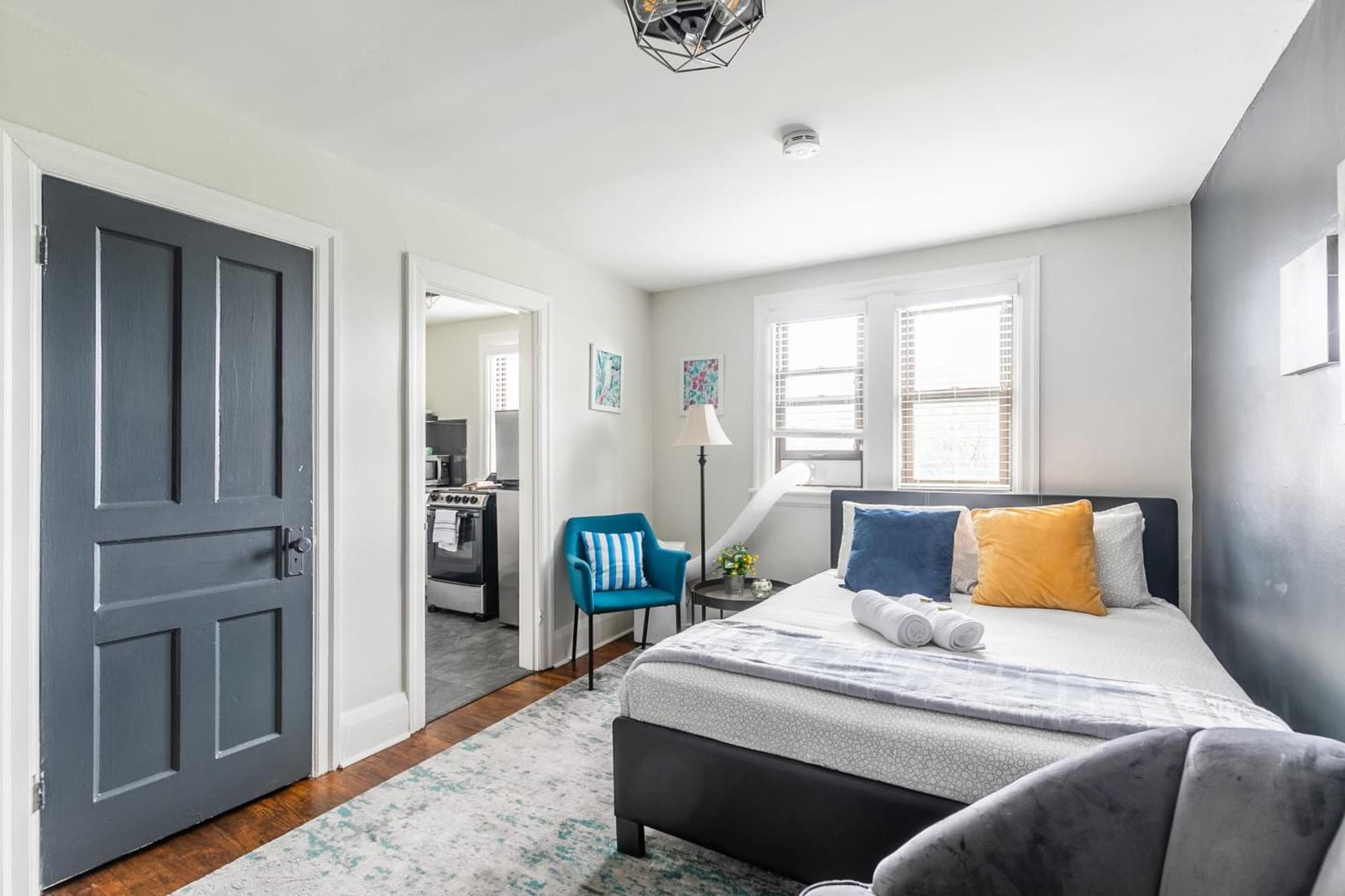 Modern Apartment with Kitchen on James St