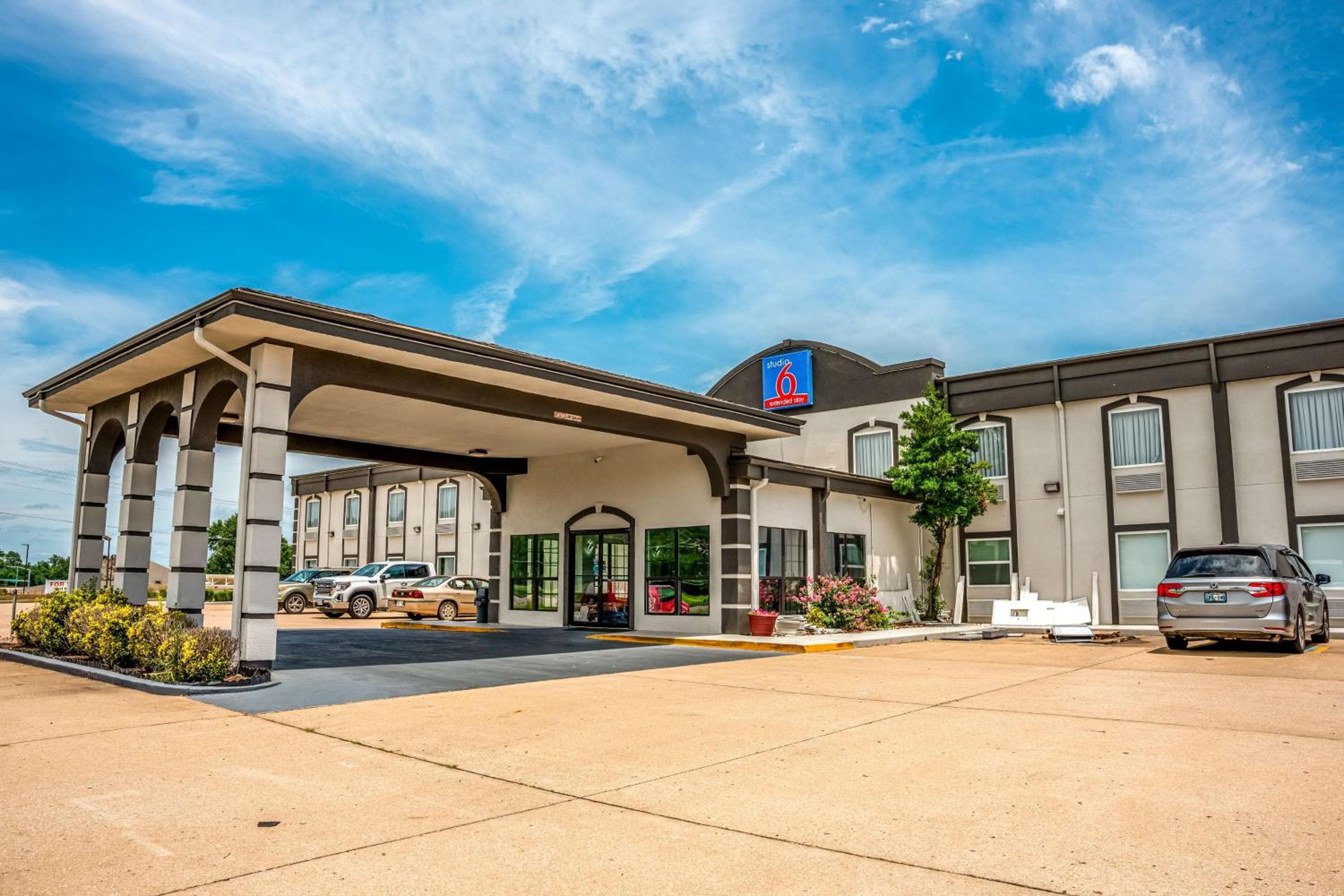 Studio 6 Claremore OK