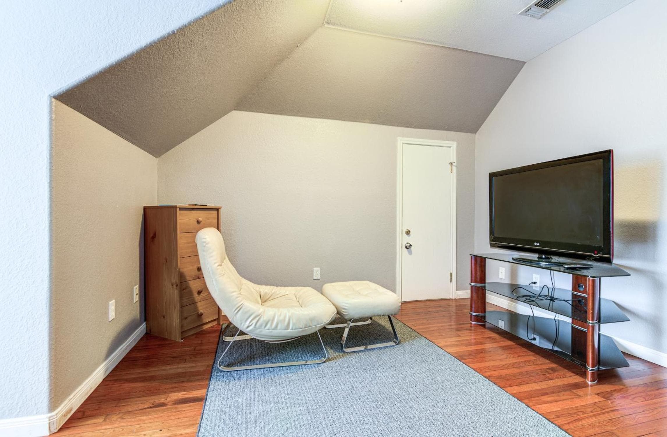 Spacious 3BR Retreat Close to Downtown & Outlets
