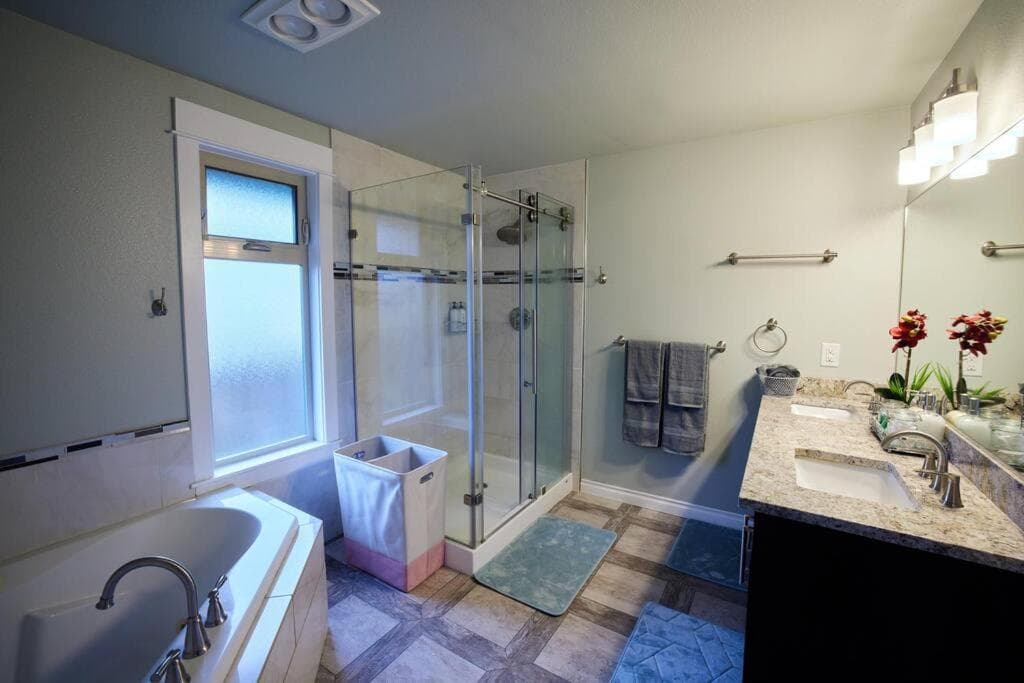 Lake View - Private - Spacious