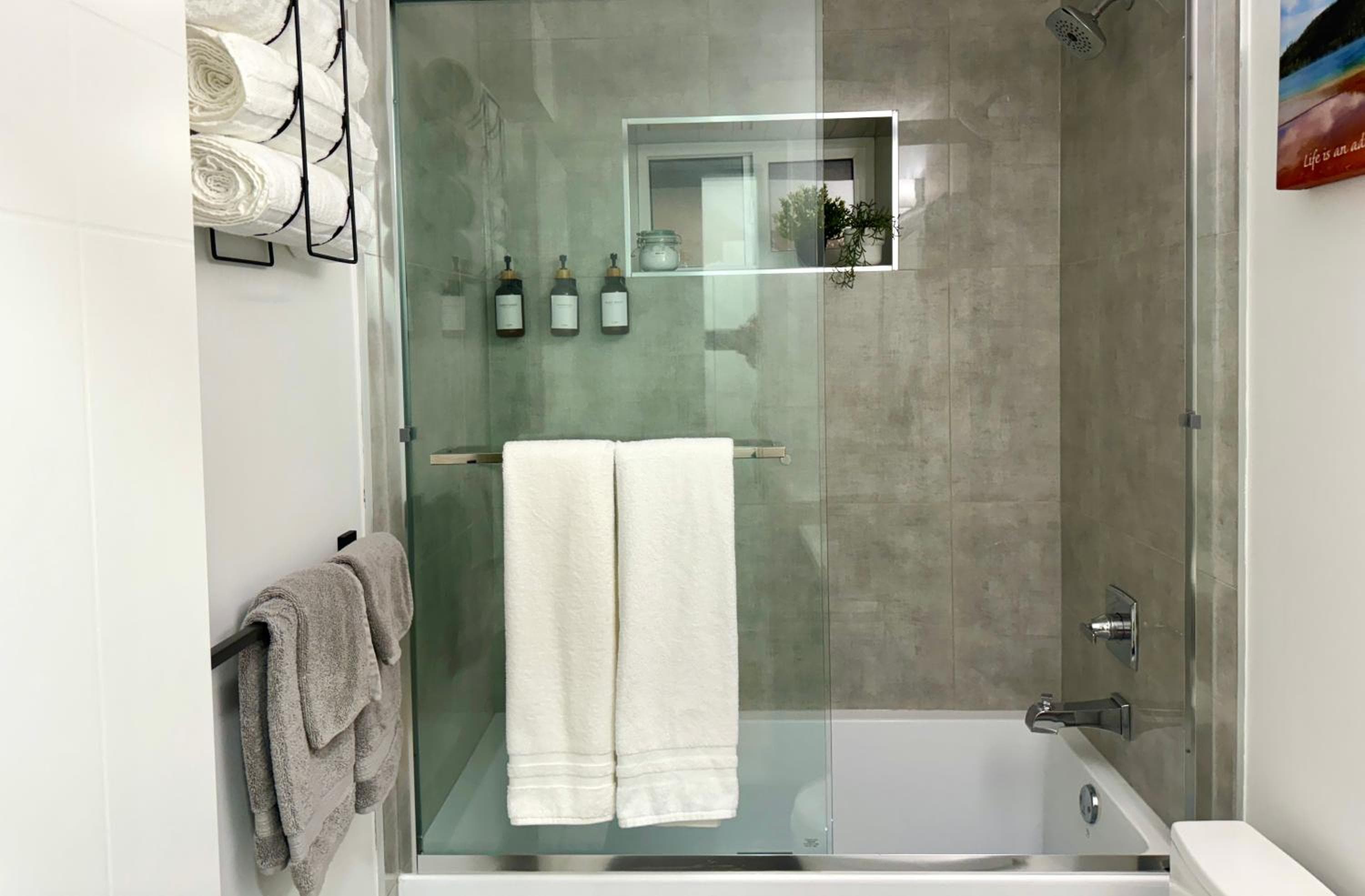 NEST- Modern 2BR Basement Retreat in South Surrey