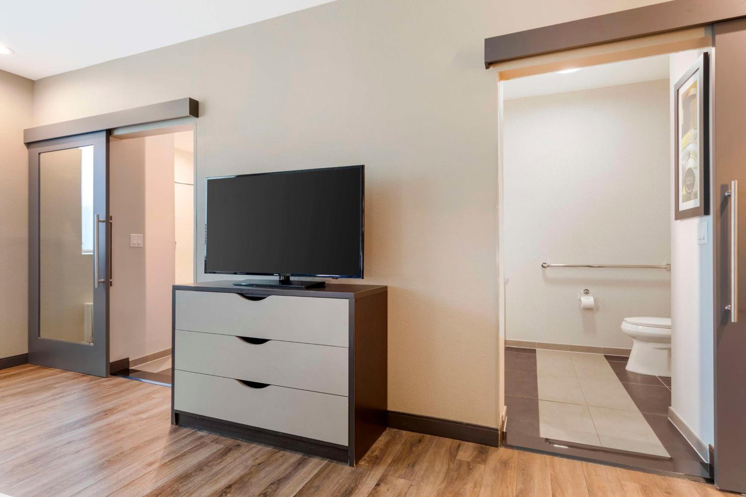 GLō Best Western Dallas South DeSoto