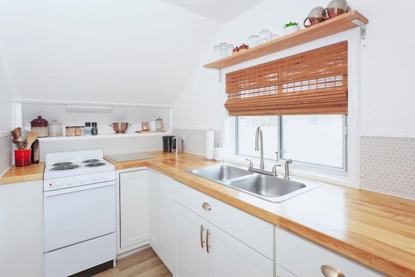 Classic & Cozy Apartments - Parking & Close to DW
