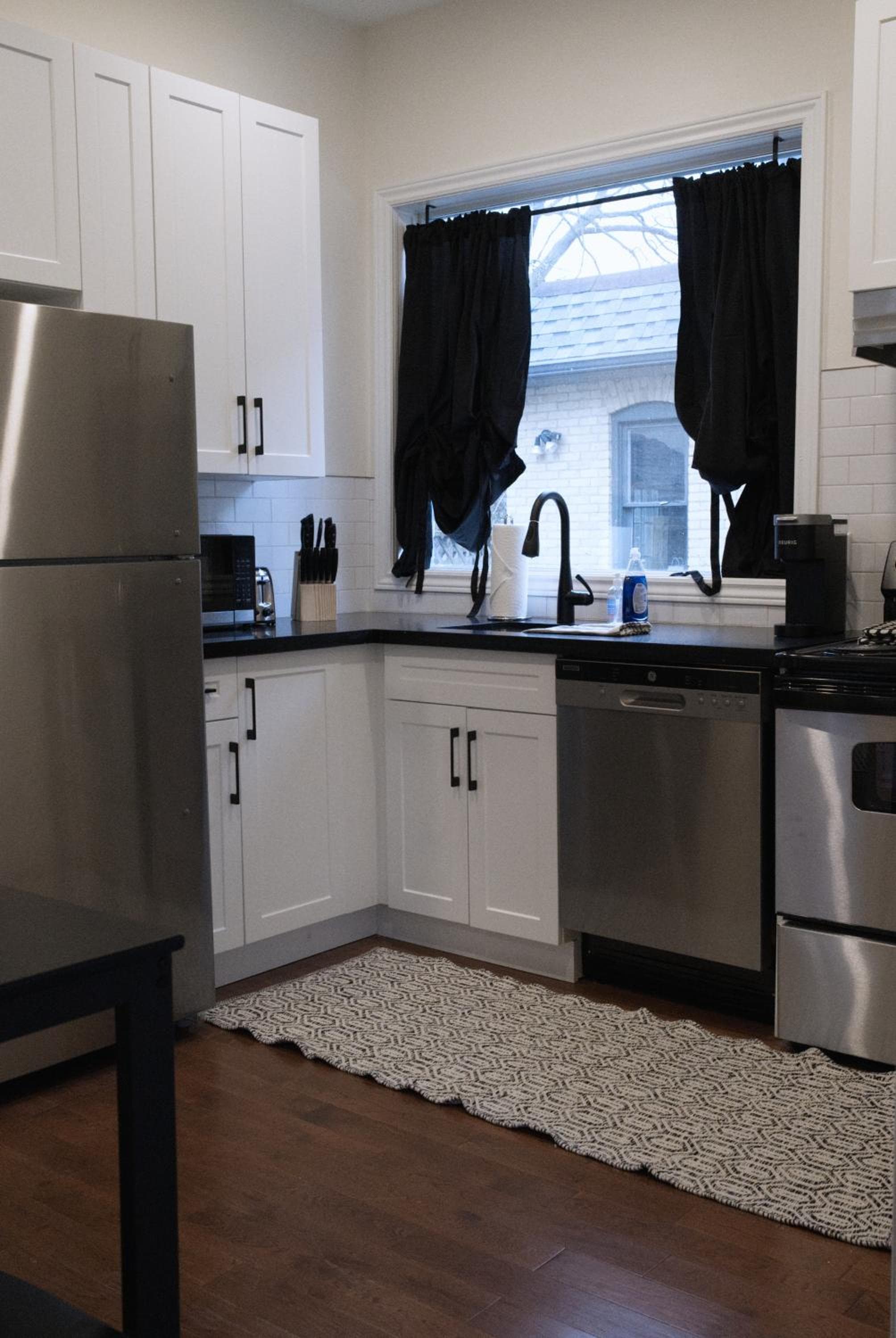 Cozy 2BR in Wortley Village with 2-car Parking and WiFi