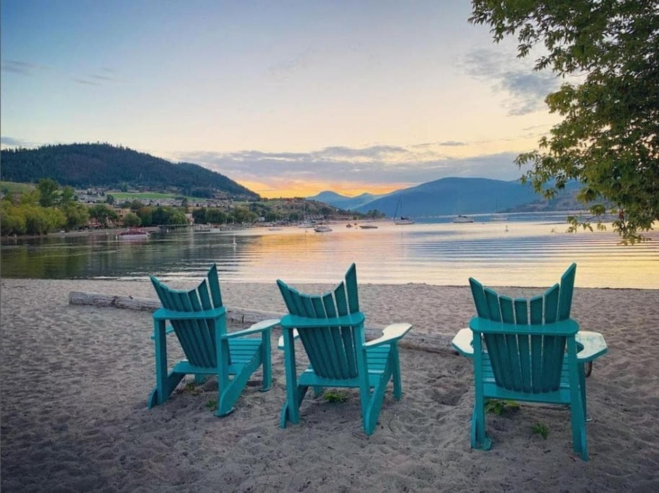 Top Floor Lakeshore Views Near Skiing