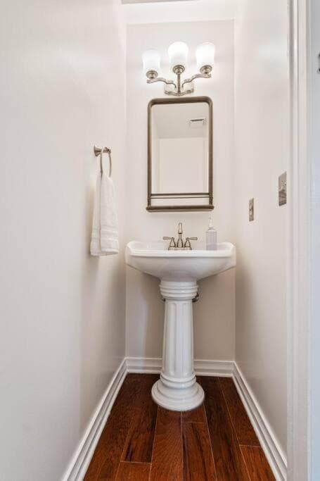 The Montgomery Manor - 5 Bedroom 4 Bath with Pool and Garage