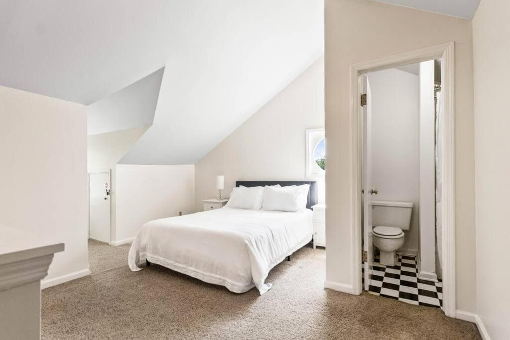 The Montgomery Manor - 5 Bedroom 4 Bath with Pool and Garage