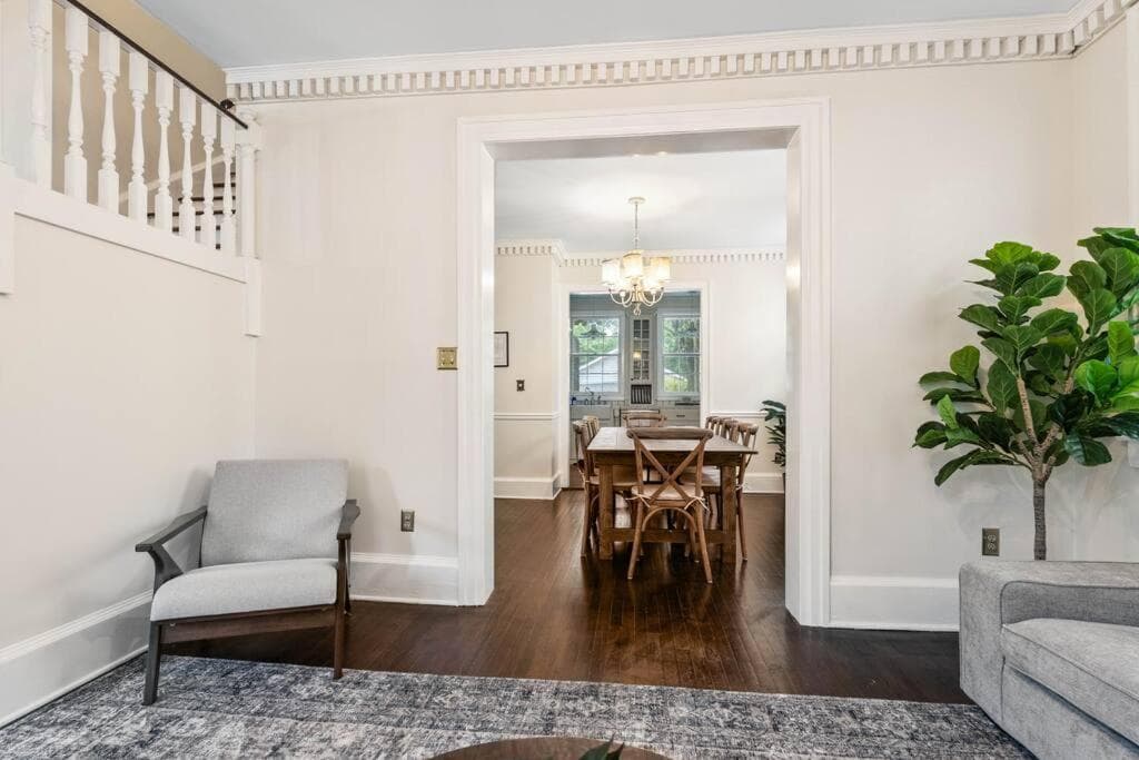 The Montgomery Manor - 5 Bedroom 4 Bath with Pool and Garage