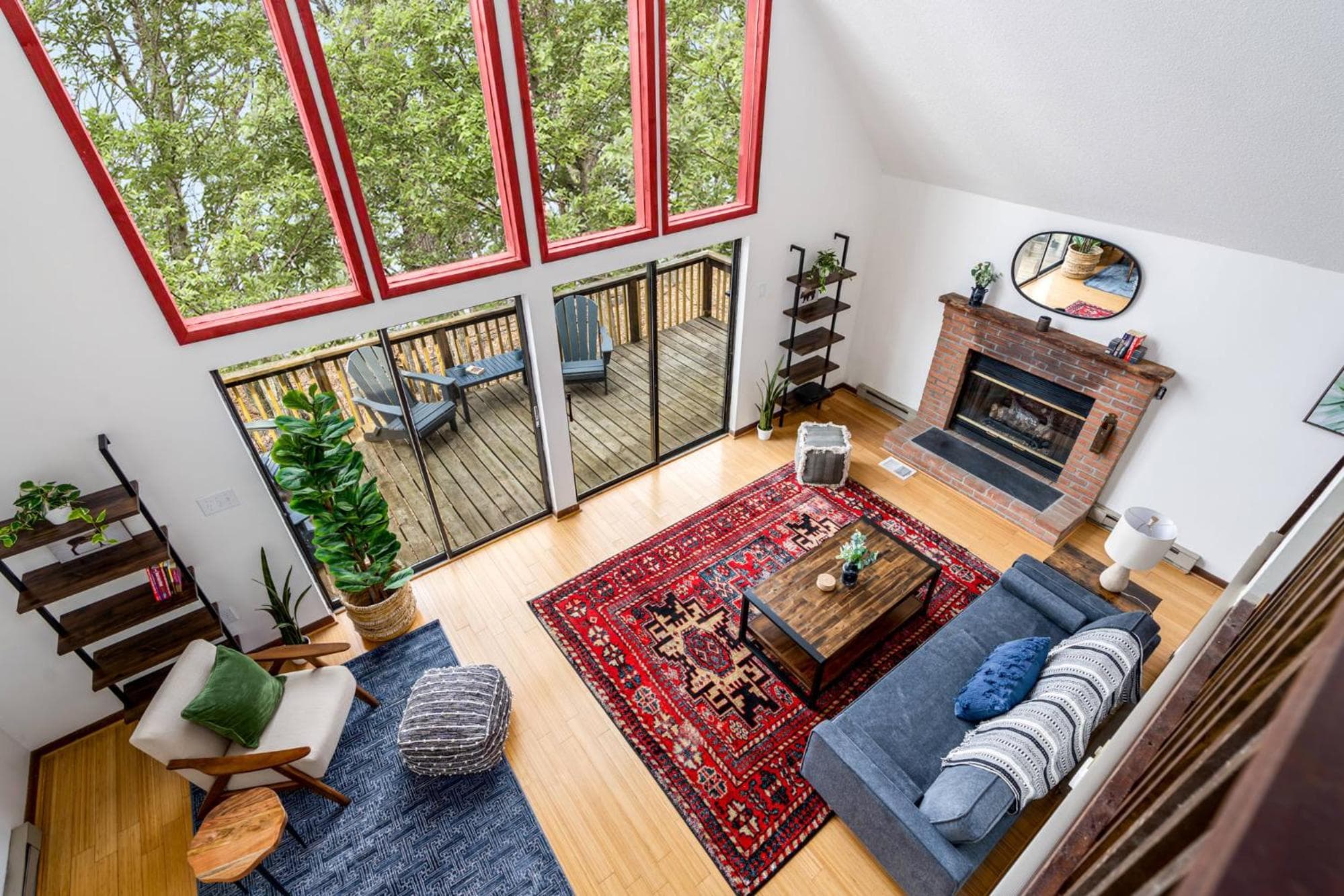 Forest 2BR chalet w hot tub & backyard