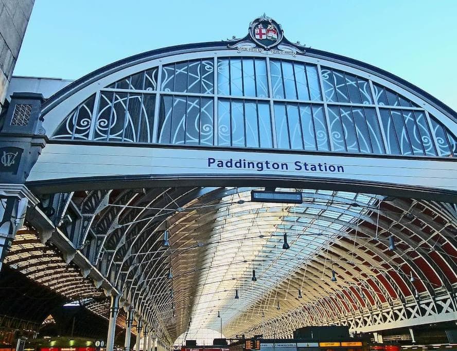 Stylish One Bed Flat in Paddington Pool and gym next door Free secure underground parking nearby