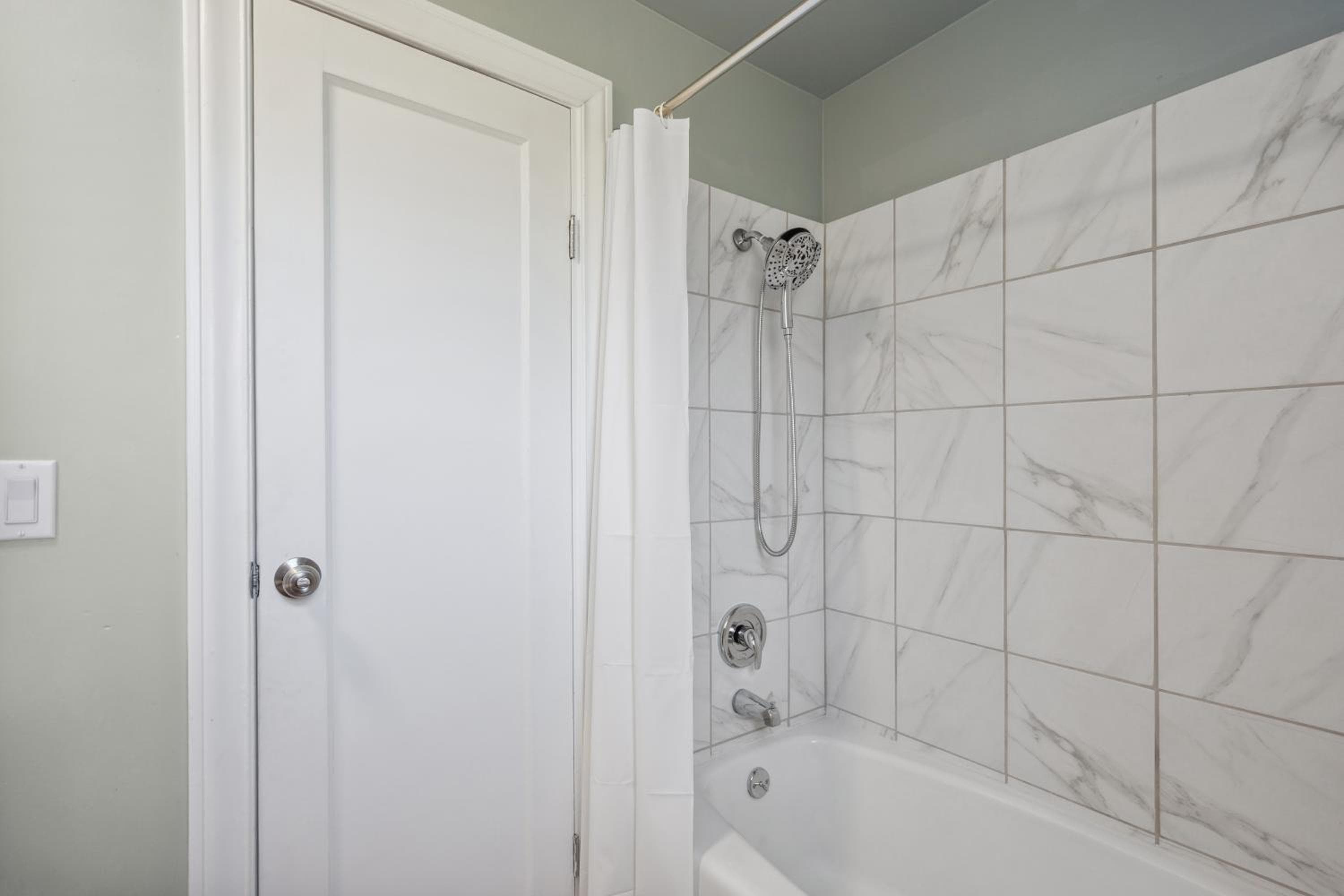 Spacious 5B2B home 5 min to airport with AC, Game Room, WiFi, Parking