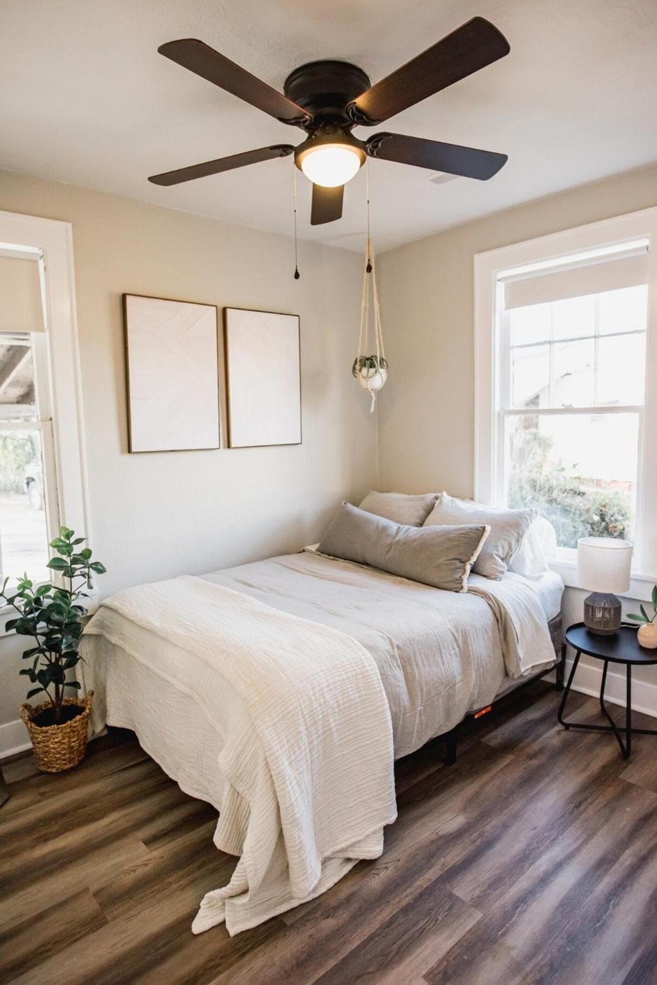 Central Location, Pet Friendly Fenced Backyard!