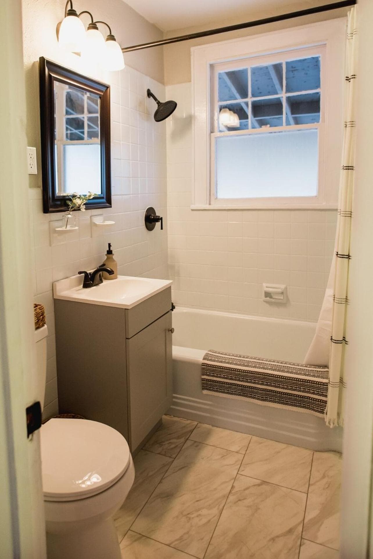 Central Location, Pet Friendly Fenced Backyard!