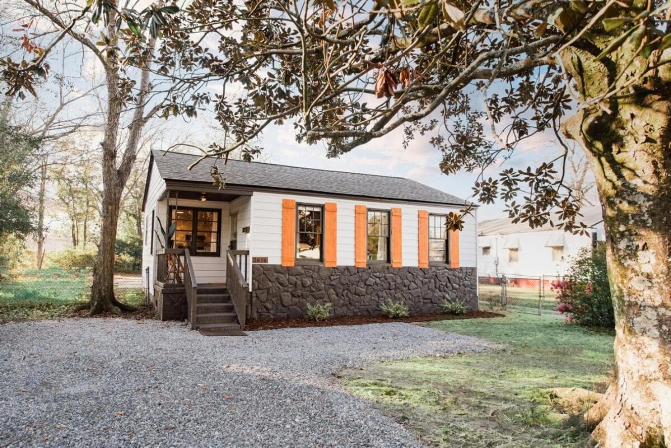 Central Location, Pet Friendly Fenced Backyard!