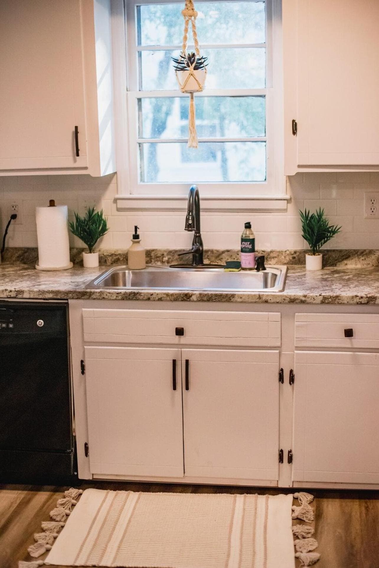 Central Location, Pet Friendly Fenced Backyard!