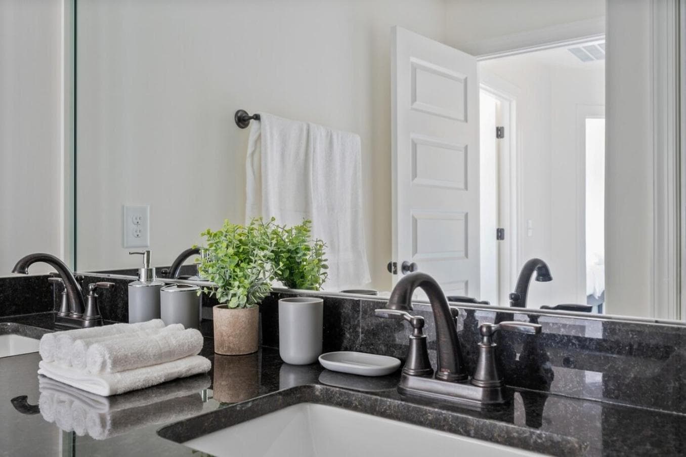 1 King 1 Queen 2 Double Garage Washer & Dryer