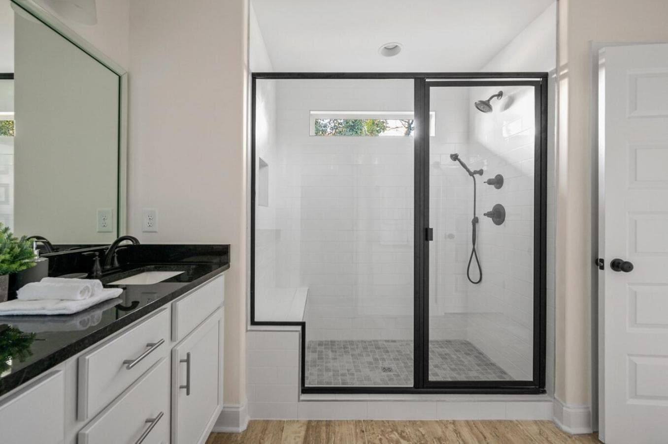 1 King 1 Queen 2 Double Garage Washer & Dryer