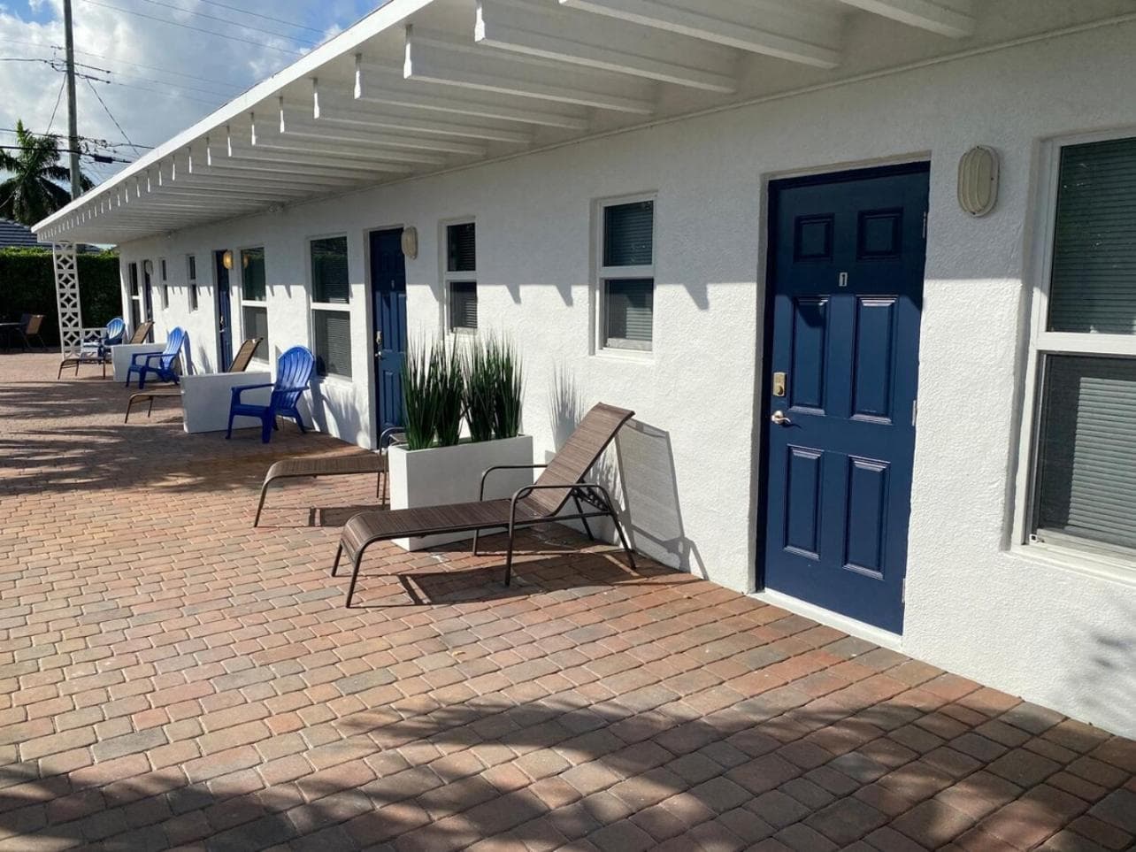 2 min walk to the Beach- Renovated King Studio #2