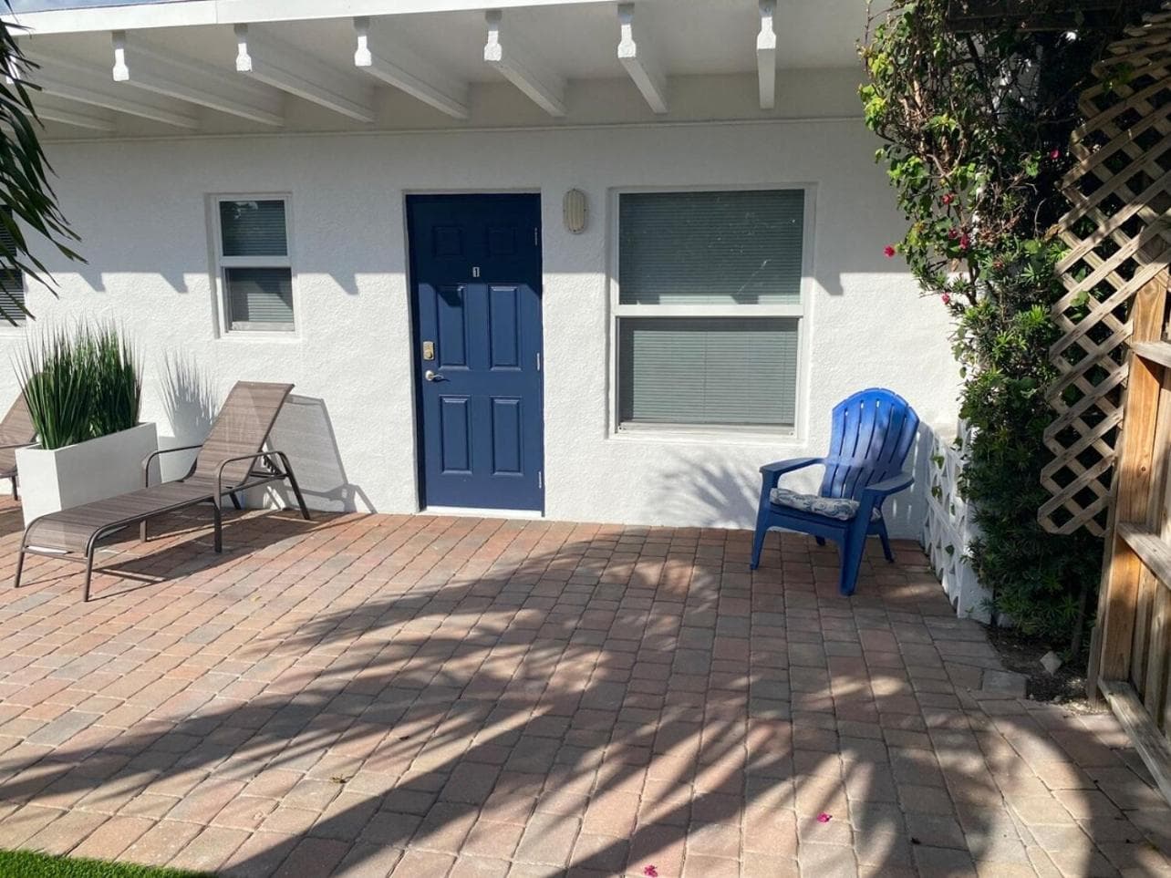 2 min walk to the Beach- Renovated King Studio #2