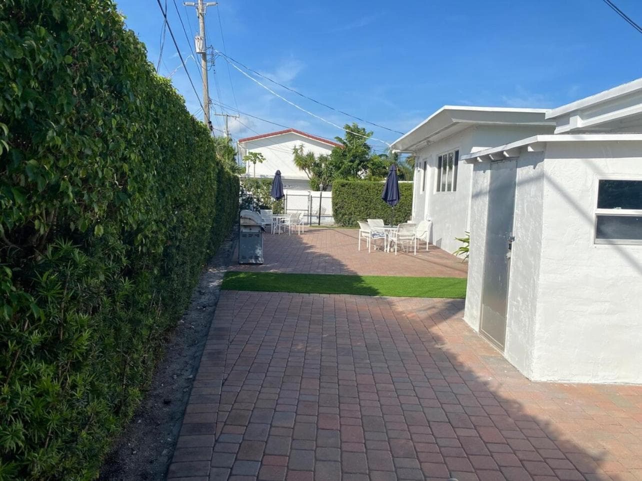 2 min walk to the Beach- Renovated King Studio #2
