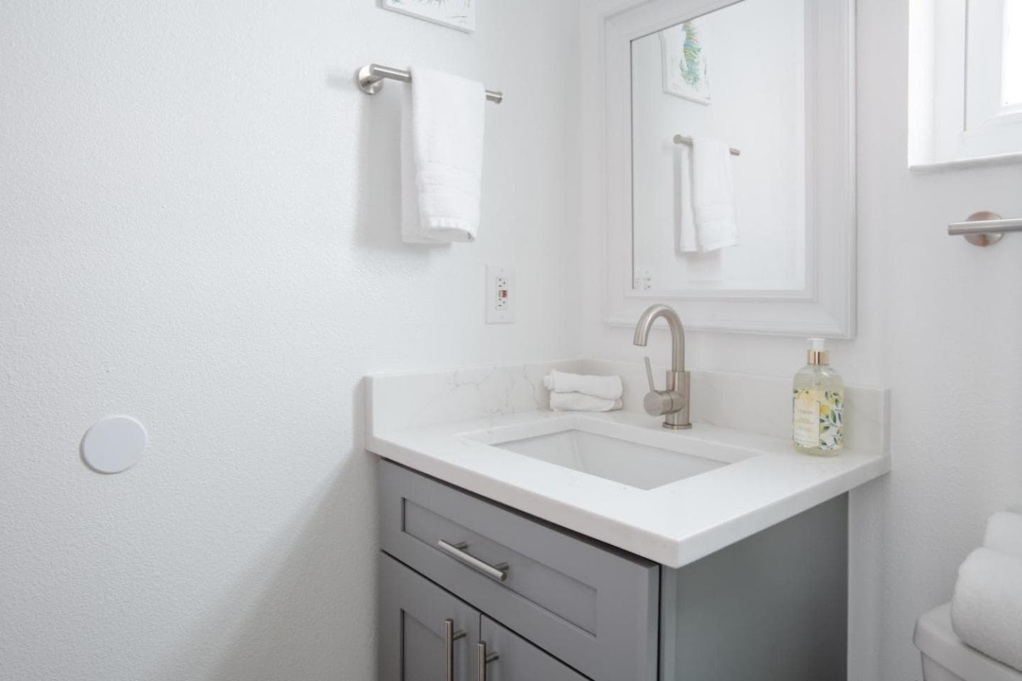 Walk Everywhere! 1-Bedroom Gem in Downtown Hub
