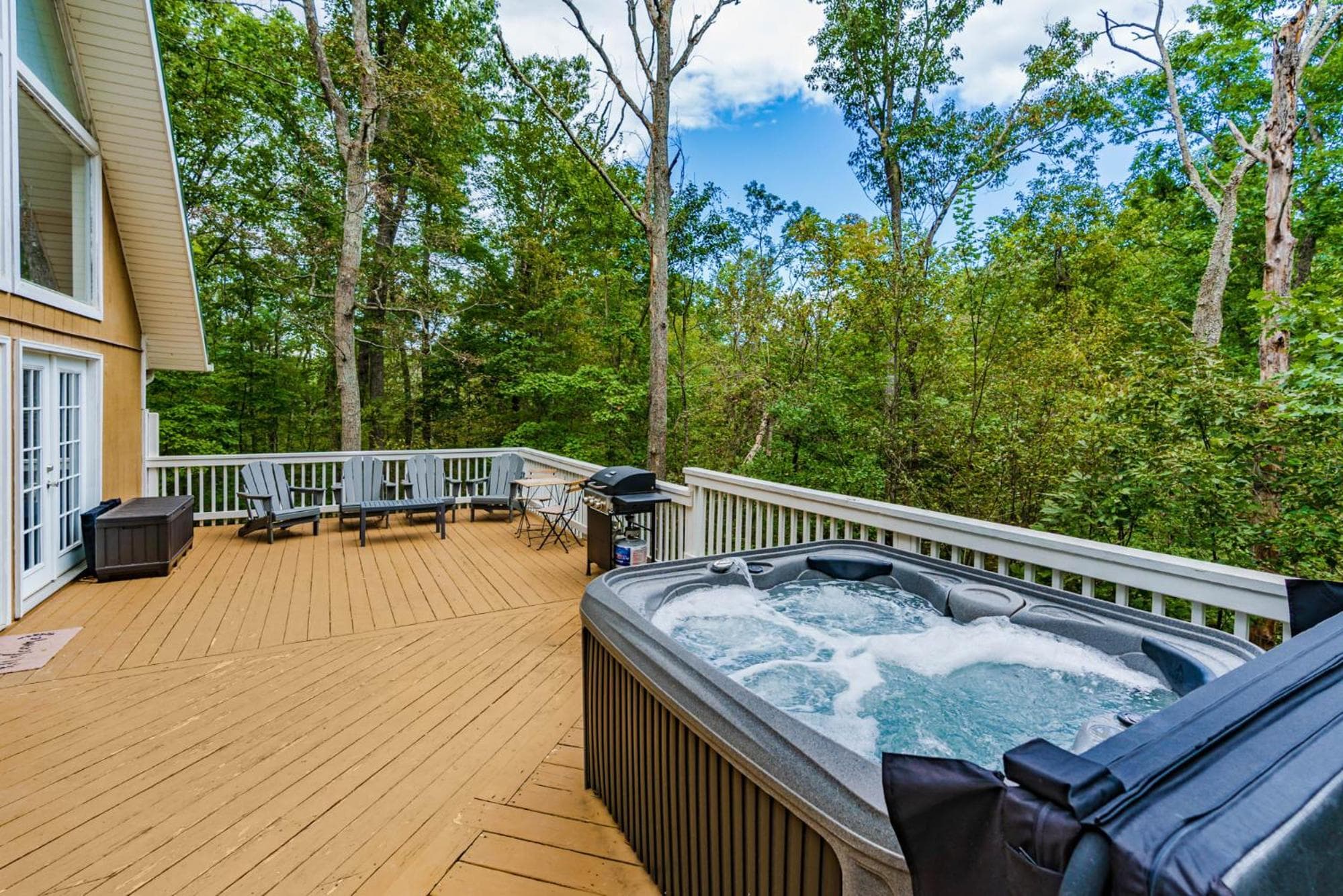 Hot Tub, Fire Pit, Deck, Grill, WiFi, Dog-Friendly