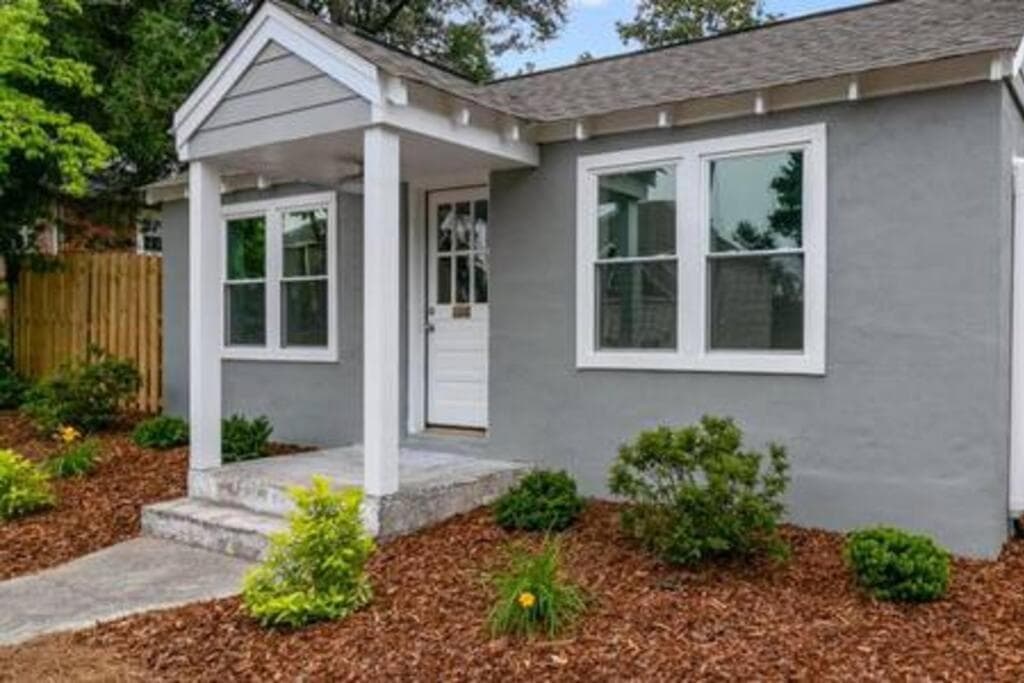 Updated, Fenced, Pet Friendly Downtown Cottage