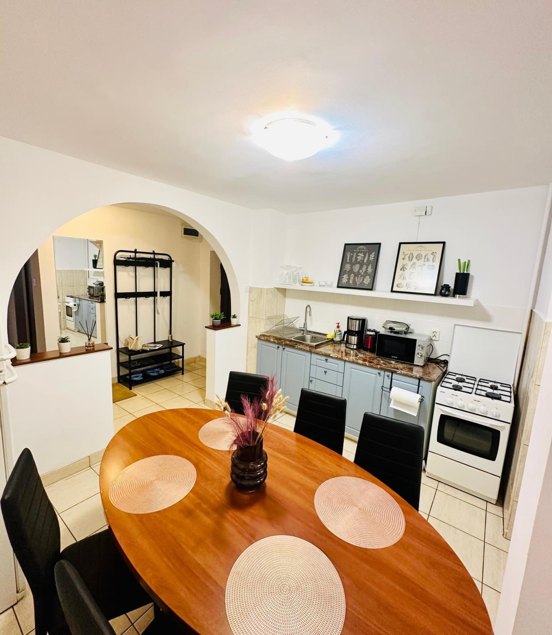 Elegant 2BR with Parking Parliament - Airy & Comfortable
