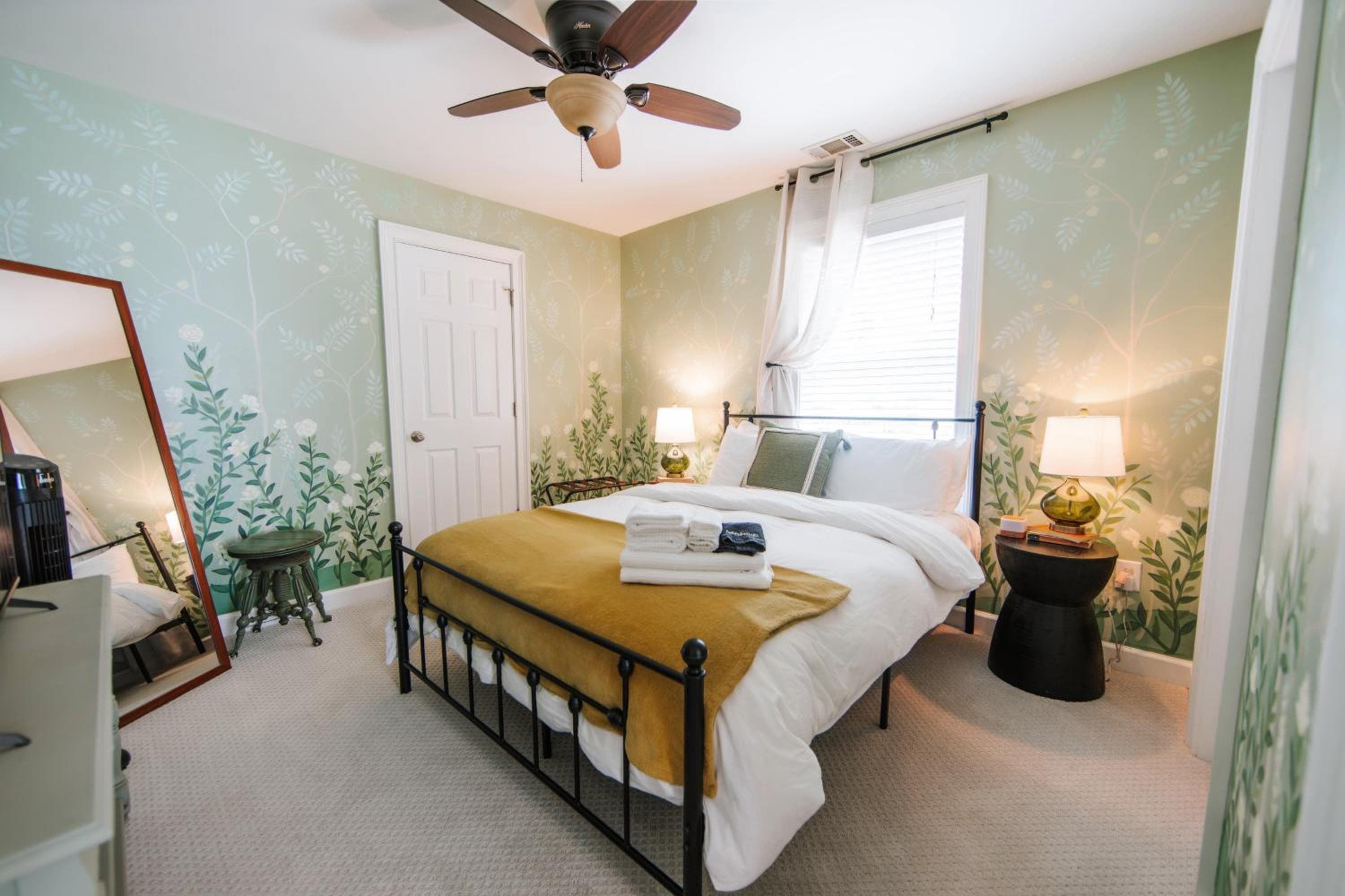 Cozy Cottage - Walk to Campus, Stadium, Downtown