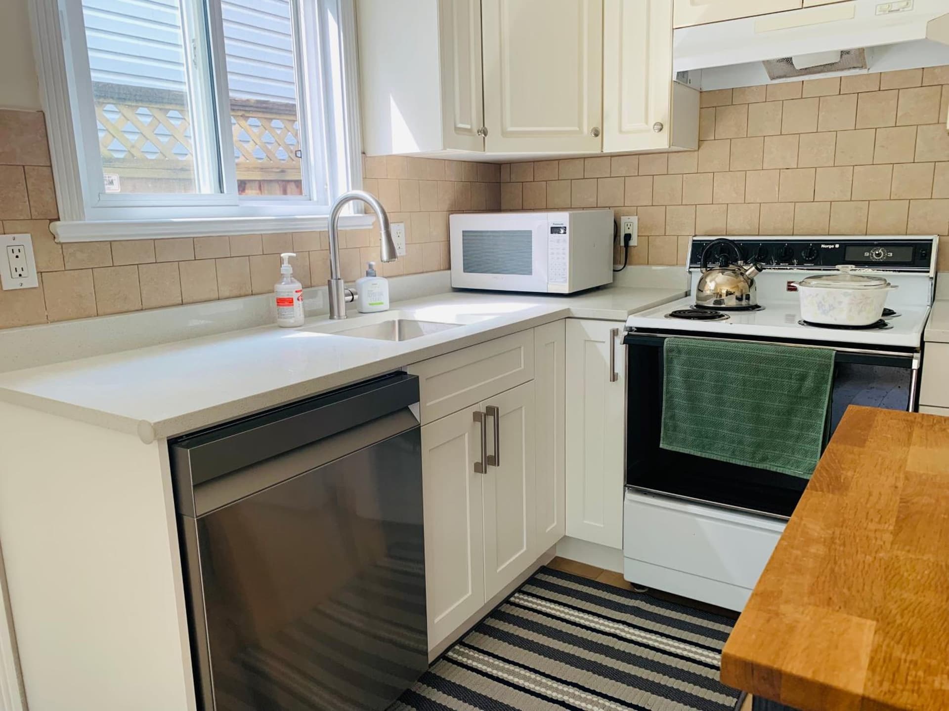 2 Beds Guest Suite to Yourself at Coquitlam Centre Mall