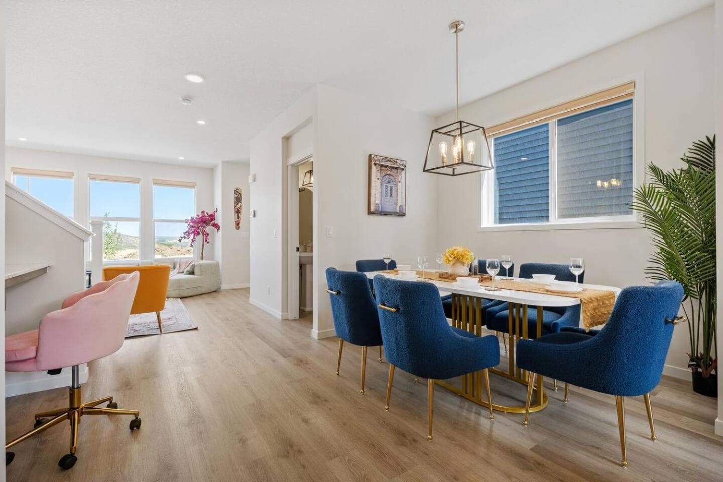 Entire 4 Bedroom House Including Basement with King Size Bed, Upgrade Your Stay, Netflix, Sleeps 14