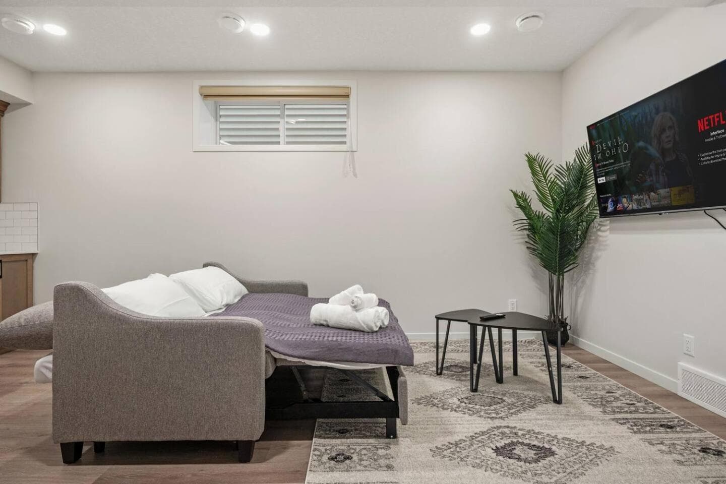 Entire 4 Bedroom House Including Basement with King Size Bed, Upgrade Your Stay, Netflix, Sleeps 14
