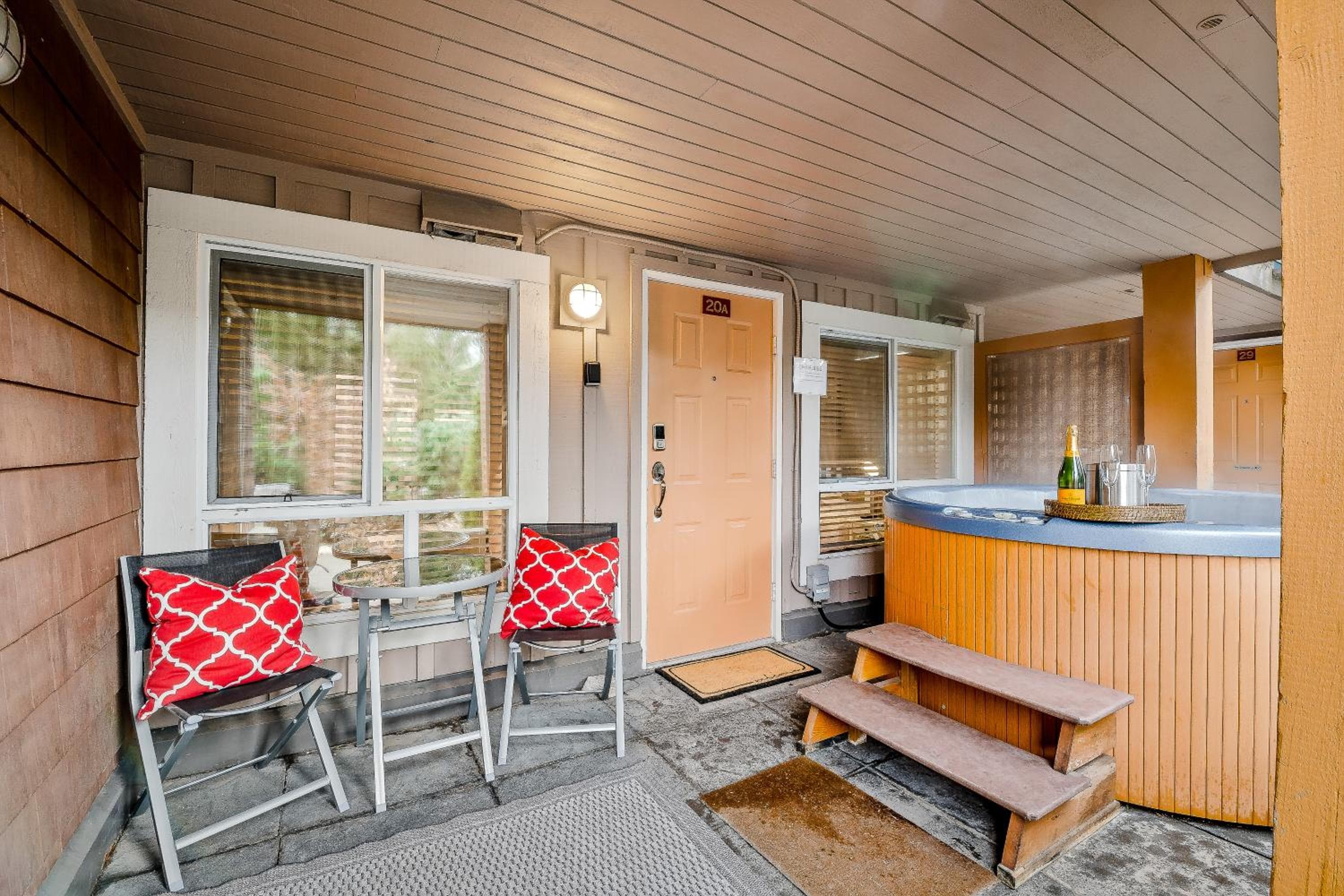 Whistler Village, Private Hot Tub, Free Parking