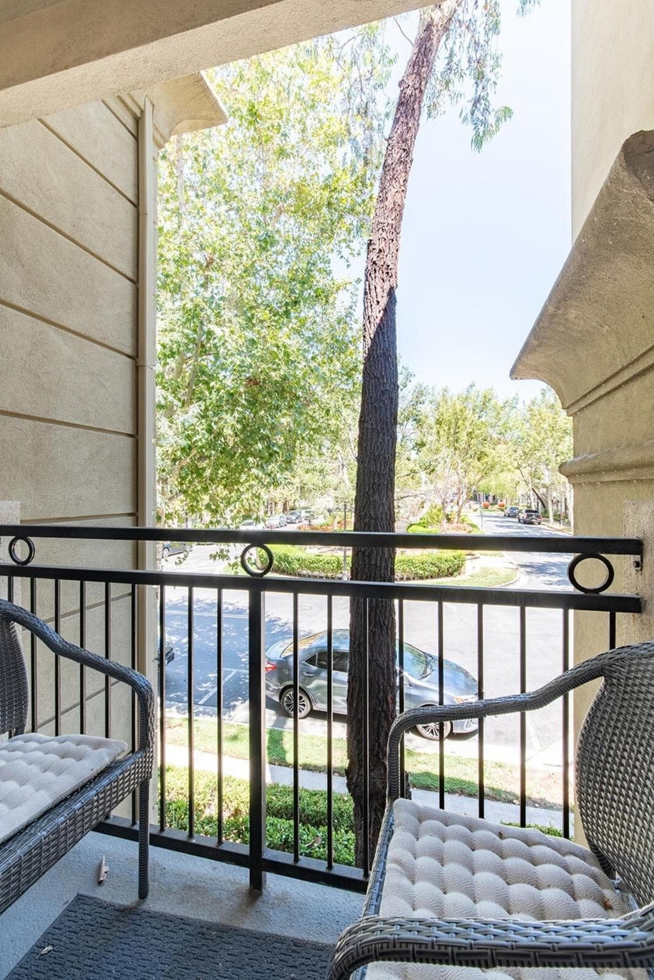 Modern King Suite Deluxe Living Cali