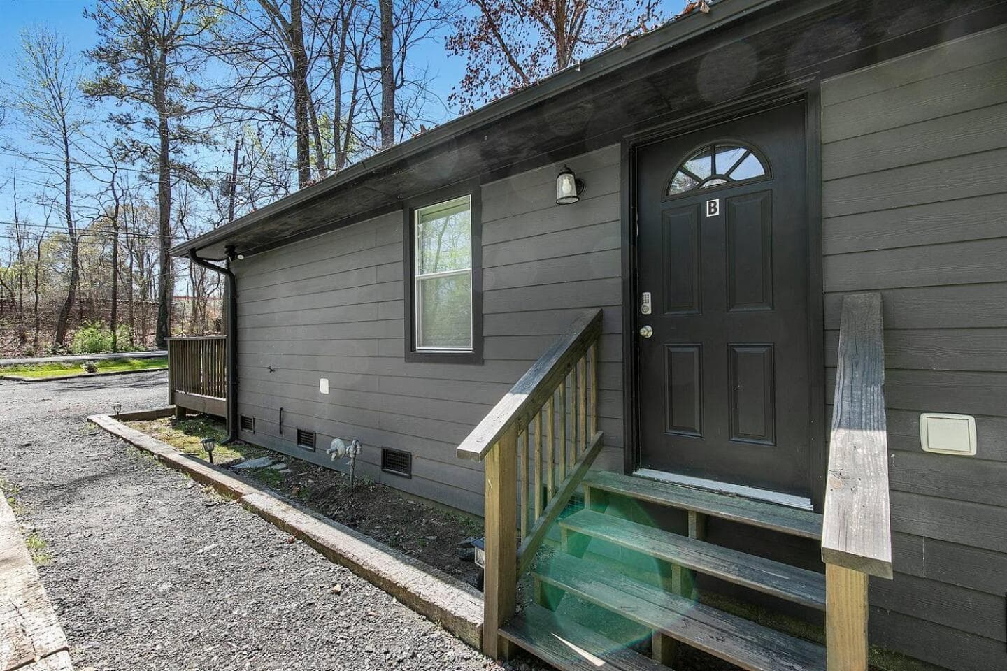 Charming 2BR Retreat-Free Parking