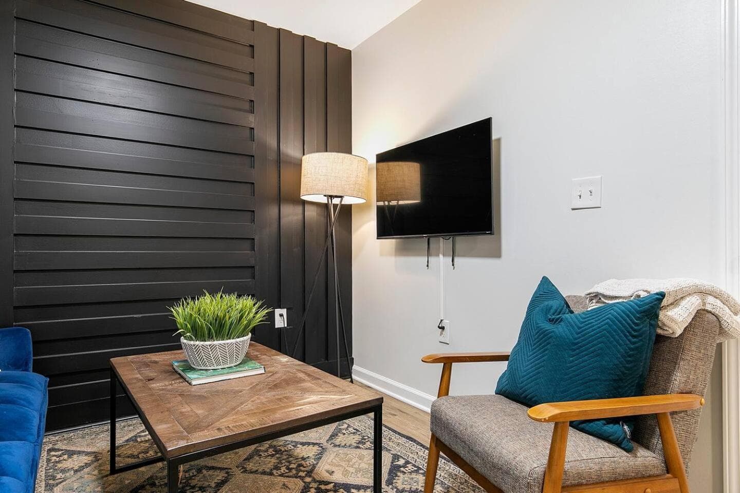 Charming 2BR Retreat-Free Parking