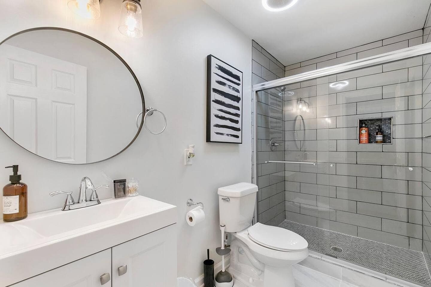 Charming 2BR Retreat-Free Parking