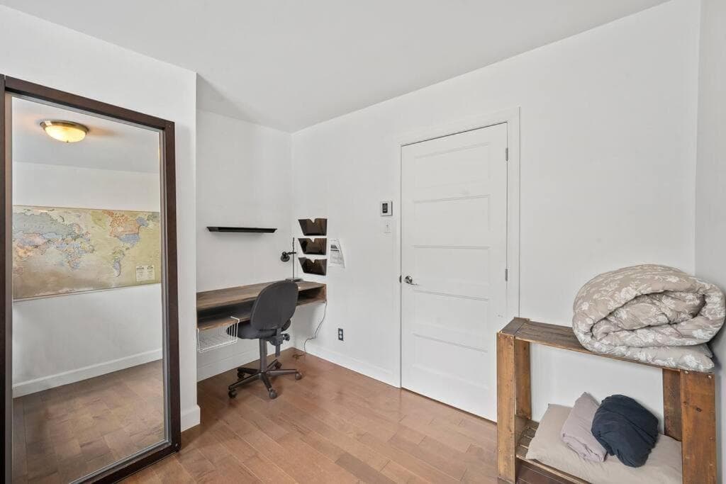 Big comfy house! Free parking, Fast Wi-Fi