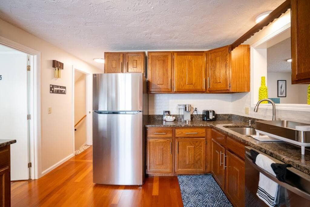 Spacious 5BR & 2BA House w Bathtub, Laundry, Kitchen near Stone Zoo 597