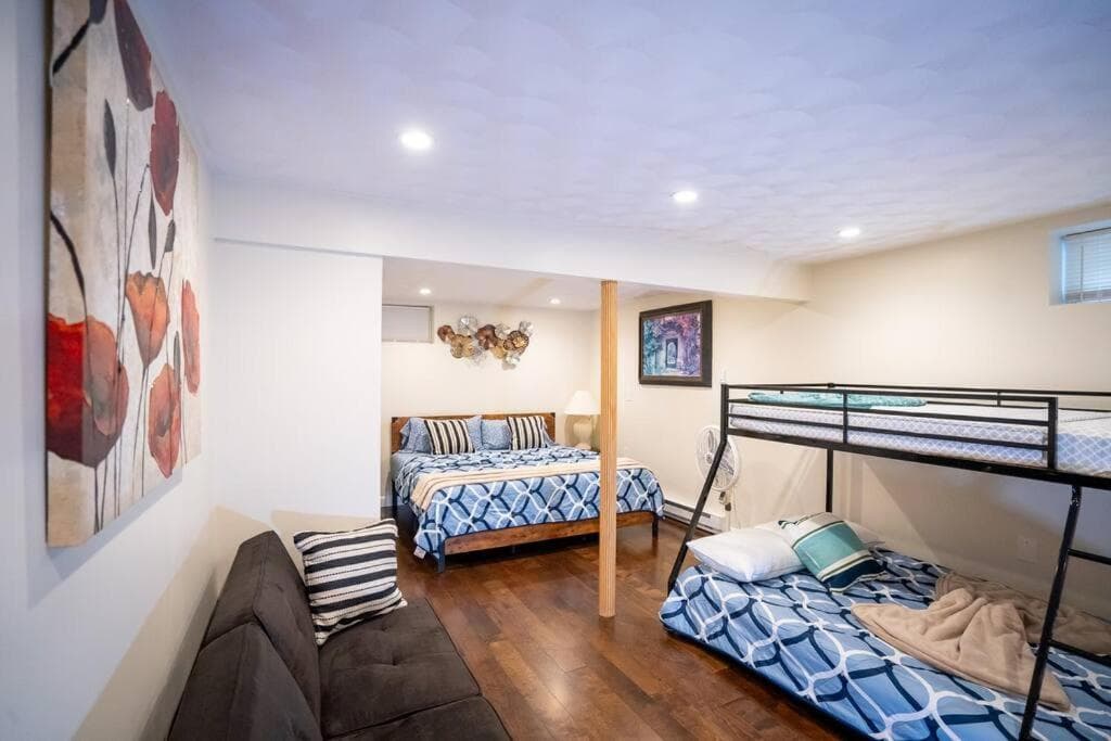 Spacious 5BR & 2BA House w Bathtub, Laundry, Kitchen near Stone Zoo 597