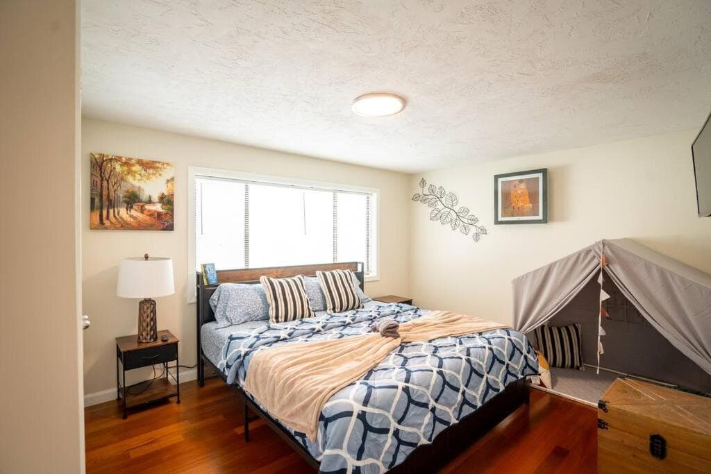 Spacious 5BR & 2BA House w Bathtub, Laundry, Kitchen near Stone Zoo 597