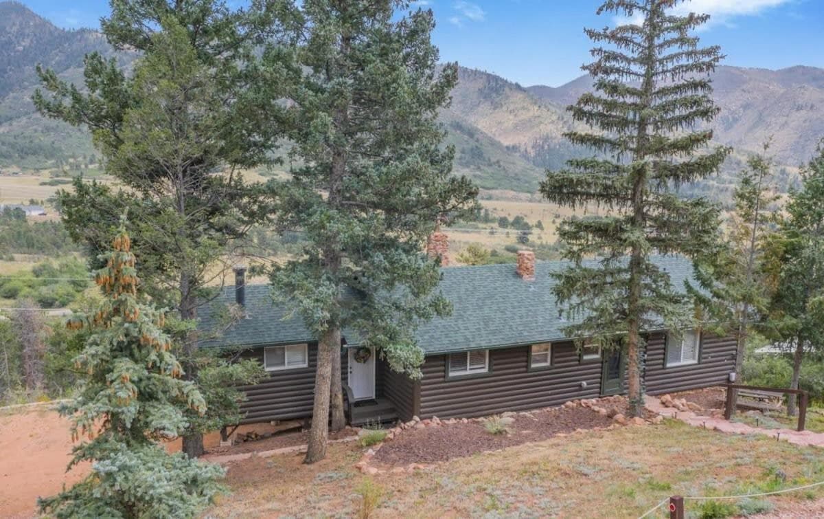 3BD Cowboy Cabin Pikes Peak Mountain Log Cabin