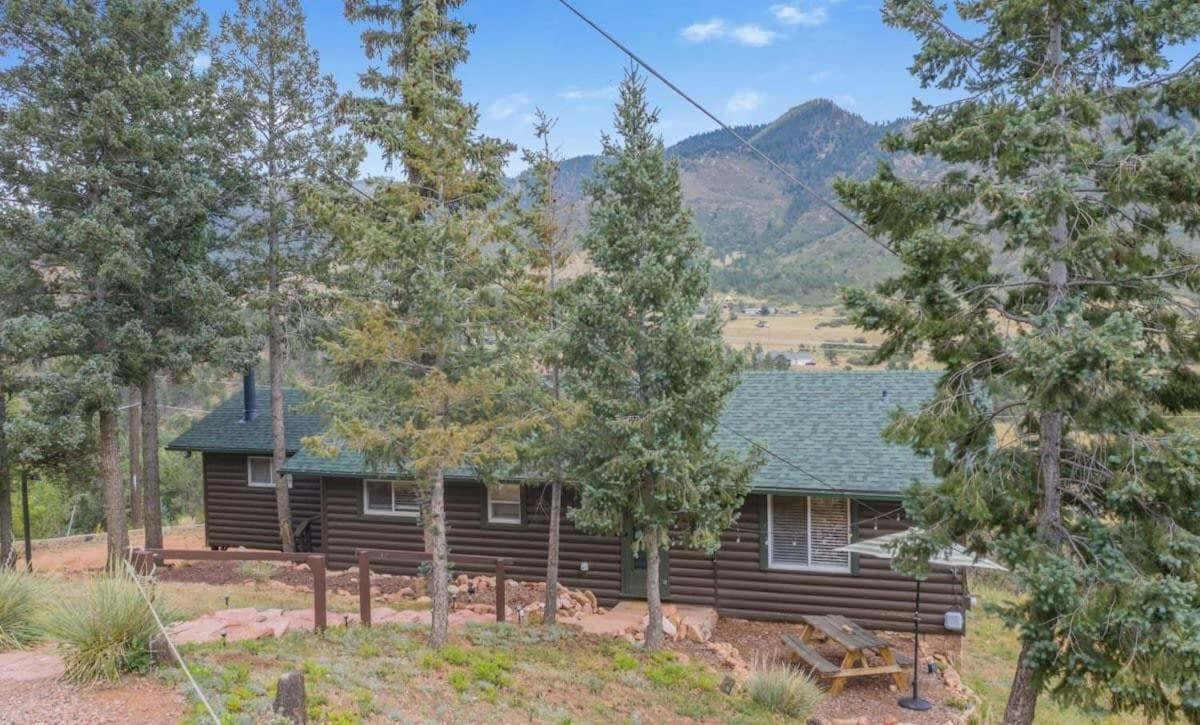 3BD Cowboy Cabin Pikes Peak Mountain Log Cabin