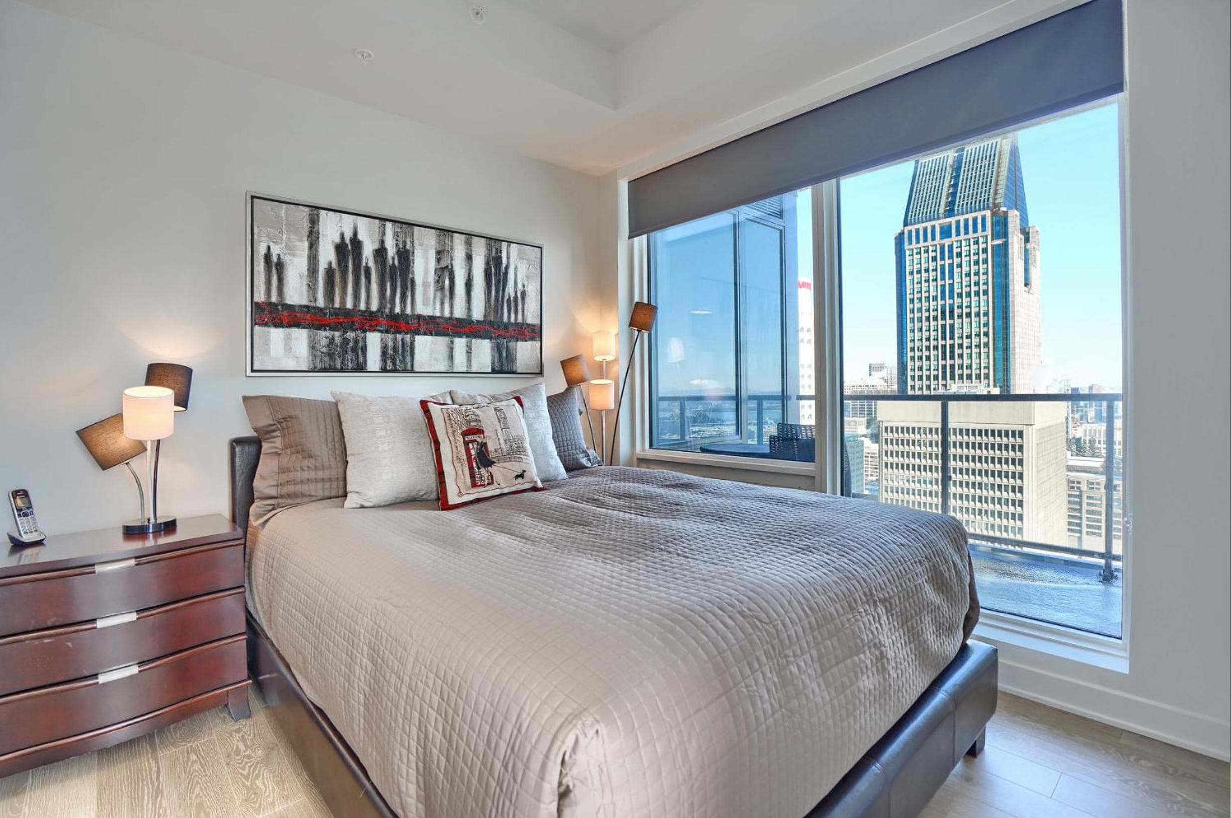 Spectacular Skyline Views - Downtown Montreal - Luxury Condo & Penthouse