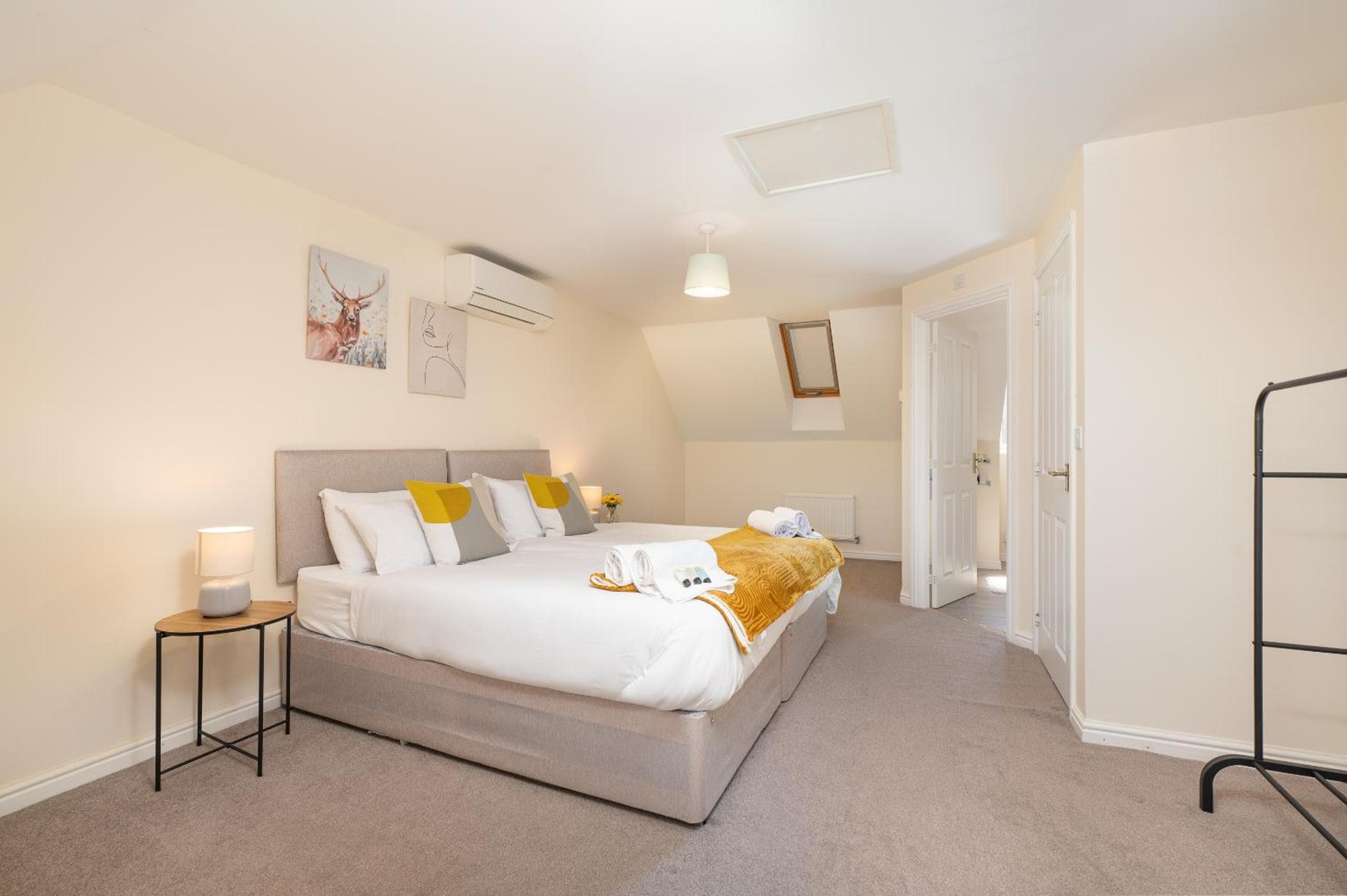Swindon Modern Large House with Garden Sleeps 7