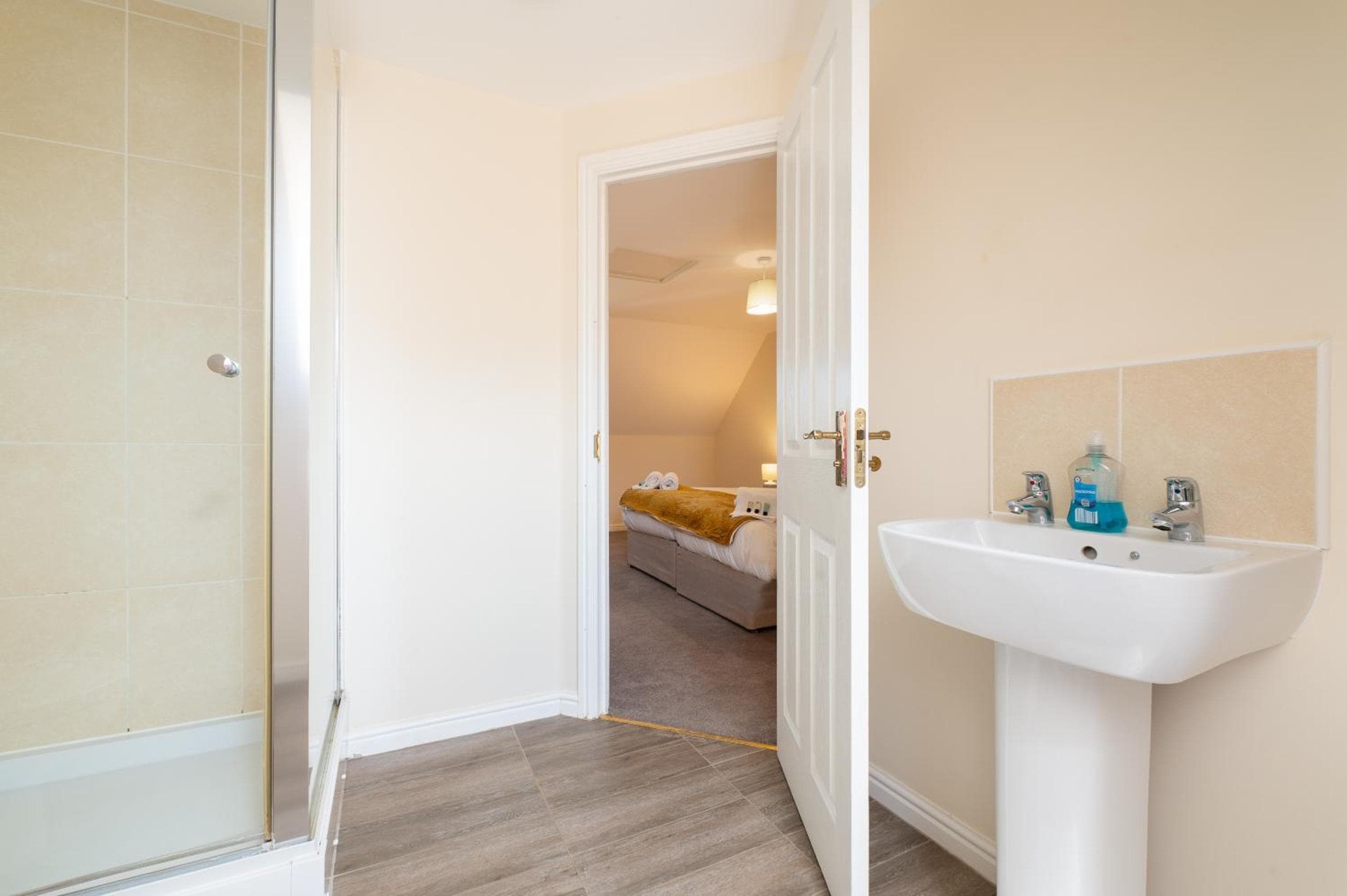 Swindon Modern Large House with Garden Sleeps 7