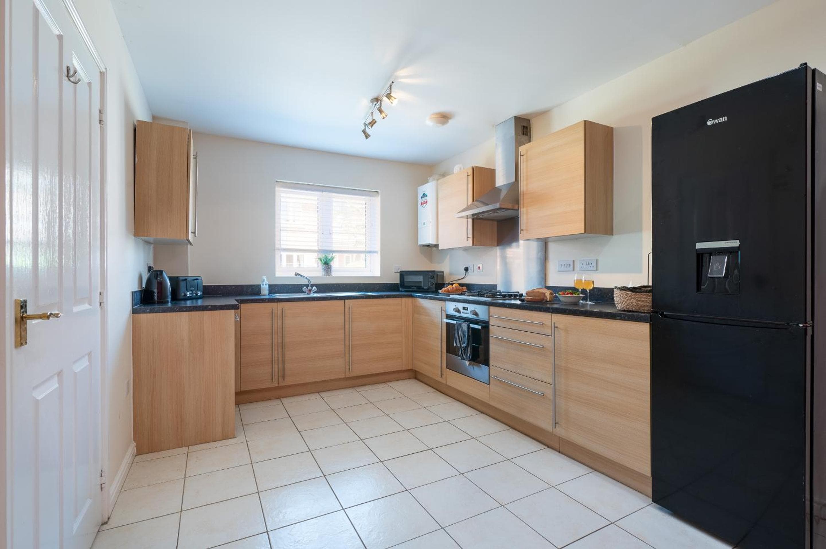 Swindon Modern Large House with Garden Sleeps 7