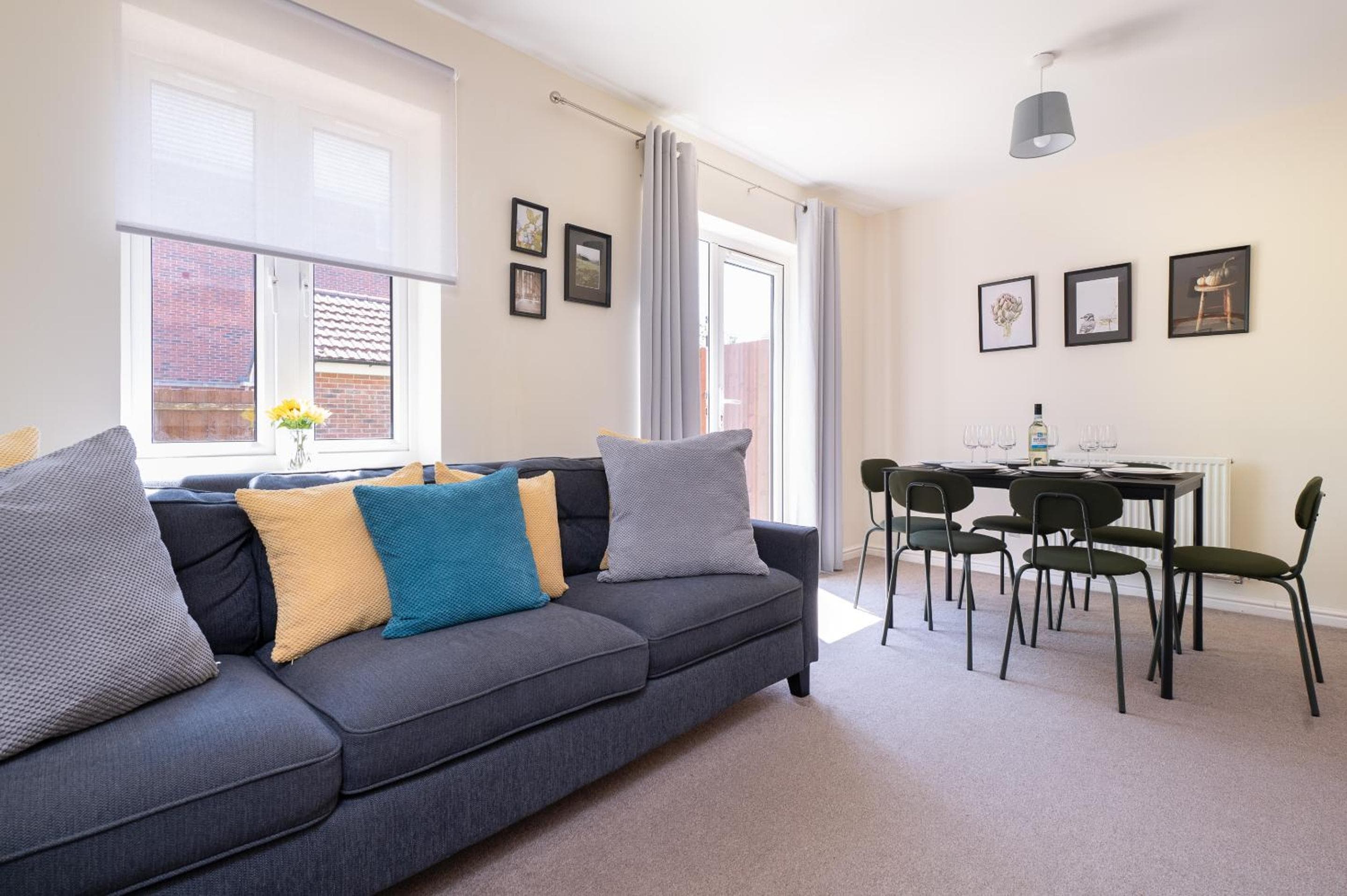 Swindon Modern Large House with Garden Sleeps 7