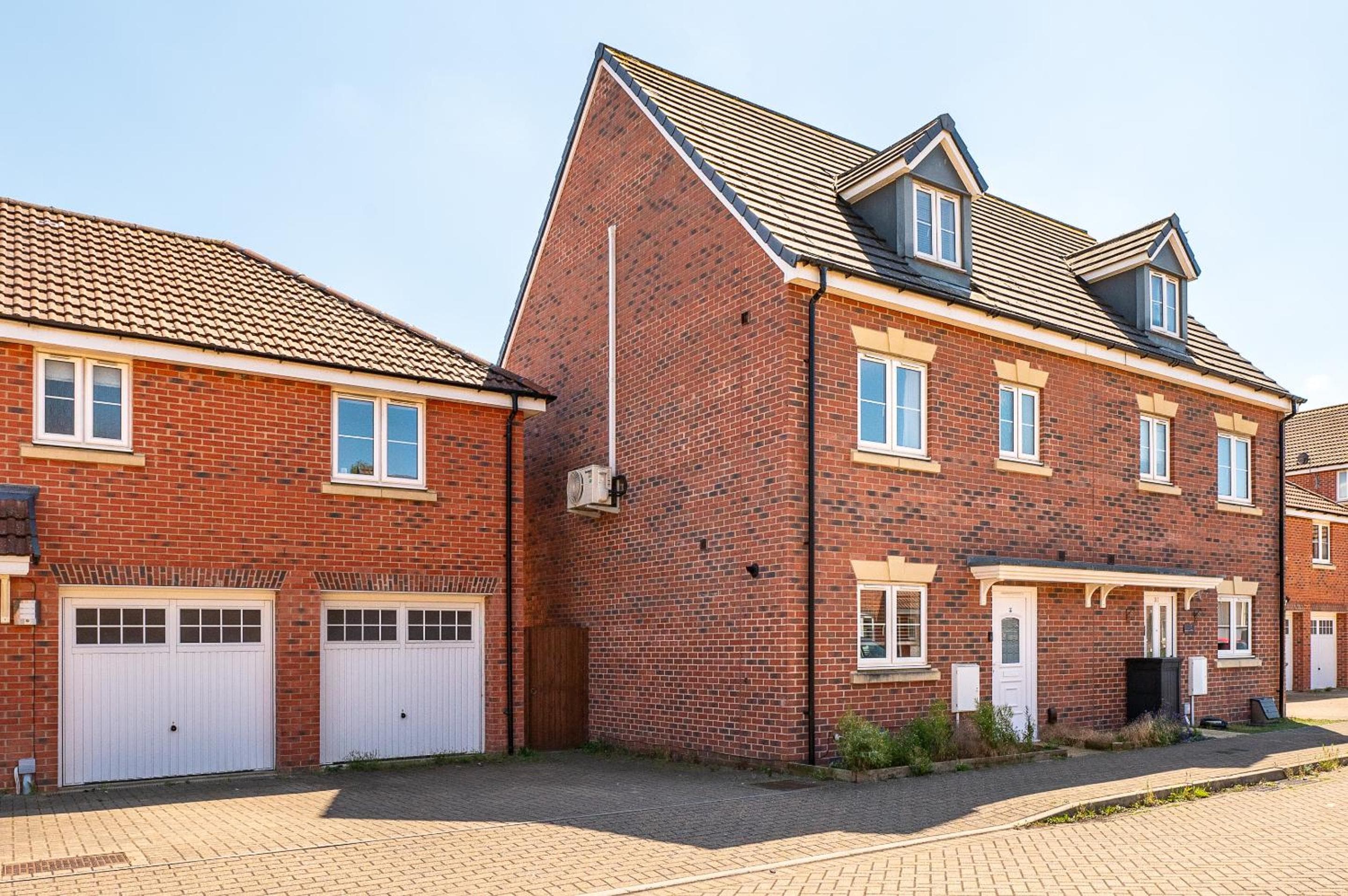 Swindon Modern Large House with Garden Sleeps 7